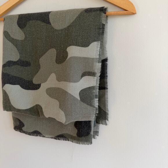 Express Camo Print Fringe Hem Square Wrap Scarf Gray Green One Size - Picture 5 of 6